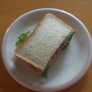 スモークハムと野菜のサンドイッチ